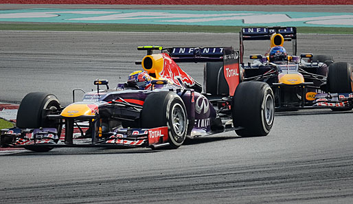 Erbittert kämpften die beiden Red Bulls: In der Schlussphase setzte Sebastian Vettel zum brutalen Überholmanöver an - Mark Webber war darüber not amused