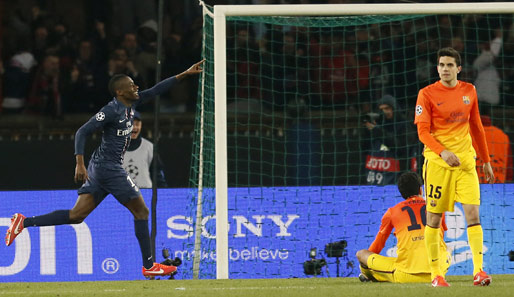 In der vierten Minute der Nachspielzeit die Überraschung: Der französische Mittelfeldspieler Blaise Mituidi (l.) erzielt den Ausgleich zum 2:2-Endstand