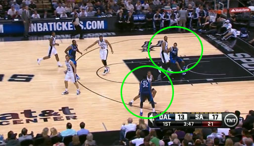 Die taktische Flexibilität der Bankspieler ist ein großes Plus der Spurs. Ein Paradebeispiel: Boris Diaw. Hier verteidigt er gegen Dallas' Brandan Wright (Kreis rechts)