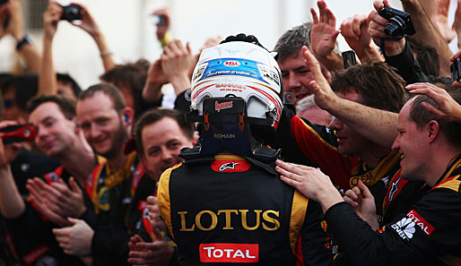 Und Roman Grosjean lässt sich nach dem tollen Teamergebnis von Lotus mit Platz zwei und drei von den Mechanikern feiern!