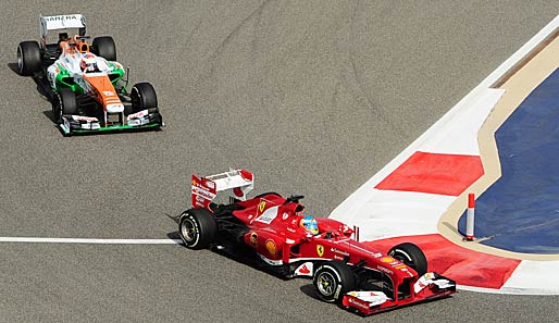 Paul di Resta klebt hier am Reck von Fernando Alonso und macht insgesamt ein tolles Rennen. Der Force-India-Pilot landet am Schluss auf Platz 4