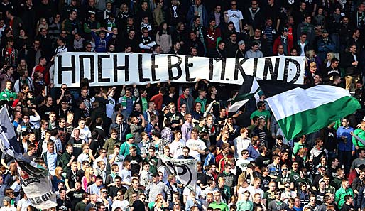 Die Hannover-Fans beschäftigen sich auf den Rängen derweil mit anderen Themen