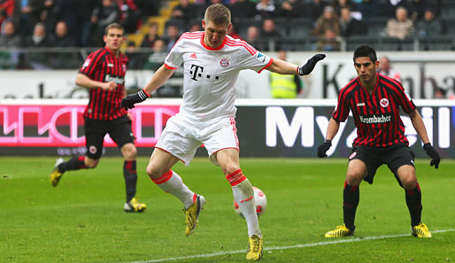 Am 6. April, dem 28. Spieltag der Saison, schießt Schweinsteiger die Bayern per Hacke zum Sieg in Frankfurt und zum 23. Titel