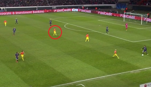 Messi beteiligt sich bei Barca so gut wie nicht an der Defensivbewegung oder am Pressing. Hier greift Alves tief an