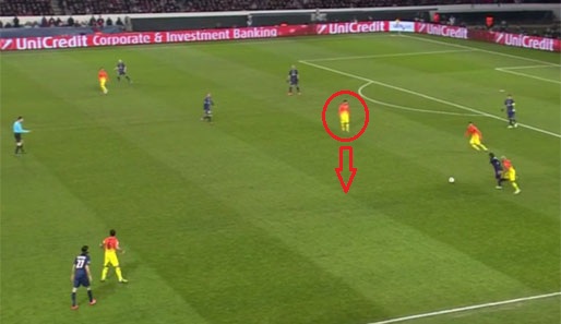 Alves zwingt Linksverteidiger Maxwell in die Mitte. Villa läuft an und stellt den Rückpass zu, Messi müsste nur ein paar Meter machen, um noch mehr Druck auf Maxwell zu erzeugen