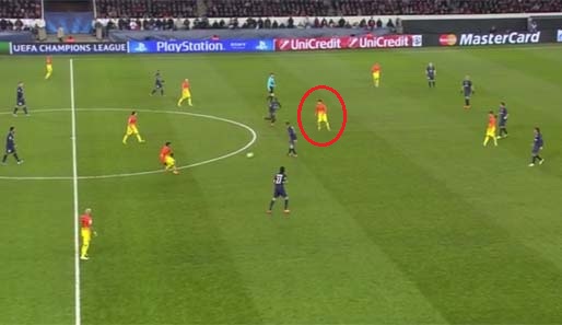 VARIANTE 3: Messi hält sich im Raum zwischen Abwehr und Mittelfeld auf. Dieses Mal wird er von Pique bedient