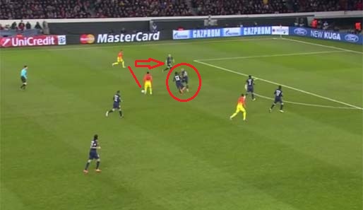 PSG-Mittelfeldmann Matuidi kann Messi einholen, Alex kommt etwas aus der Kette und Messi hat zwei Gegenspieler. Es bleibt aber noch der Pass auf Alexis, der eine Eins-gegen-eins-Situation gegen den Linksverteidiger hat