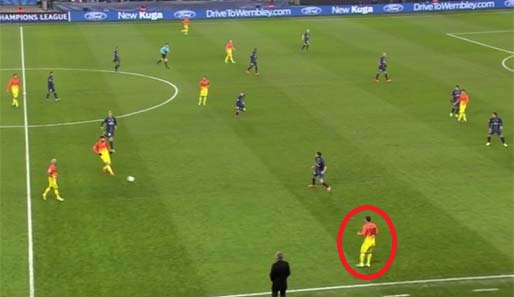 Position 2: Messi lässt sich auf den rechten Flügel fallen. Villa ist wieder im Sturmzentrum, Alves bleibt erstmal hinter Messi, um später zu hinterlaufen