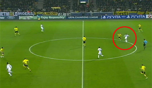 Den nächsten Fehler macht Subotic (linker Bildrand). Er sieht, dass Özil (Kreis) den langen Ball spielt und müsste sich jetzt nach hinten abfallen lassen und Tempo aufnehmen