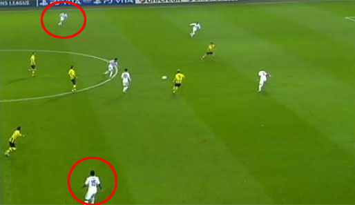 Pepe spielt den Ball so schlampig, dass Kehl sofort den Konter einleiten kann. Hier sehr gut zu sehen, wie hoch Madrids Außenverteidiger stehen und bei einem Fehlpass komplett aus dem Spiel sind