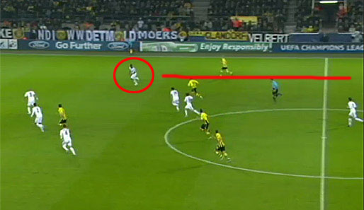 Andere Spielsituation, fast identisches Bild: Essien (Kreis) sieht sich gleich zwei BVB-Spielern gegenüber. Ronaldo ist nicht im Bild