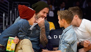 Männerausflug bei den Beckhams: der Fußballer muss sich in der Halbzeitpause den Fragen seiner Sprösslinge widmen
