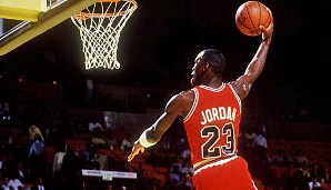 Er taucht eigentlich in jeder Rekordliste auf. Daher darf Michael Jordan bei den Playoff-Bestwerten natürlich nicht fehlen. Am 20. April 1986 legte His Airness gegen die Boston Celtics 63 Punkte auf