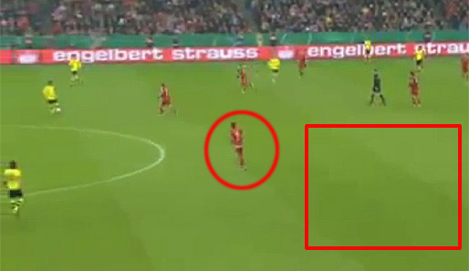 Der BVB hat auf der linken Seite den Ball. Mandzukic (Kreis) bewegt sich nicht zum Ball, sondern bleibt auf seiner Position im Zentrum. So deckt er den Raum seitlich und hinter sich (Rechteck) und könnte auch Subotic (links unten) anlaufen.