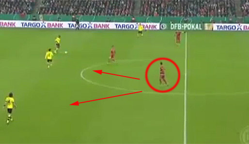 Dortmund spielt den Ball raus auf Innenverteidiger Santana. Gündogan lässt sich auf dessen Höhe fallen. Mandzukic (Kreis) schiebt nur ein paar Meter nach vorne, bleibt aber im Zentrum und könnte so Gündogan oder Subotic attackieren.