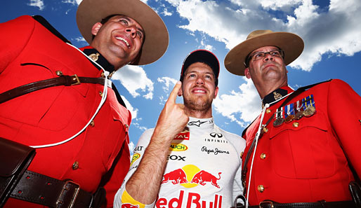 Markenzeichen in Mehrfachausführung: Vettel-Finger und Mounties