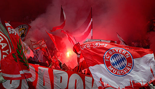 Diese Bayern-Fans hatten auch was mit ins Stadion gebracht - dafür gibt es aber keinen Pokal!