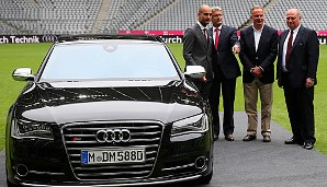 Und weil's so schön ist, gab's von Audi-Chef Rupert Stadler (2.v.l.) gleich noch hochstpersönlich den neuen Dienstwagen überreicht