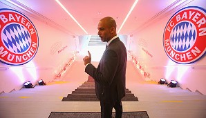 Da geht's runter: Pep im Spielertunnel auf dem Weg ins Innere der Allianz Arena