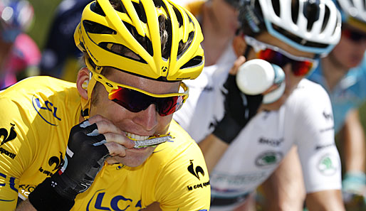 Der Belgier Jan Bakelants beginnt den Tag im gelben Trikot. Direkt neben ihm stillt Mark Cavendish seinen Durst
