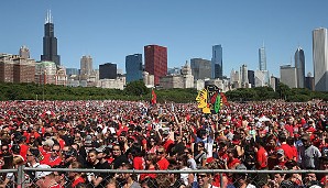 Sie sind gekommen, um Lord Stanley zu sehen: Vor der Skyline von Chicago warteten rund zwei Millionen Fans auf ihre Helden: den Stanley-Cup-Gewinner 2013