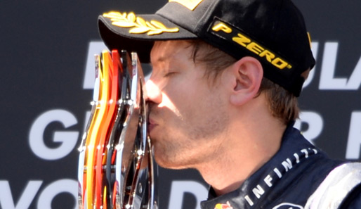 GROSSER PREIS VON DEUTSCHLAND: Endlich! Sebastian Vettel gewann im sechsten Anlauf erstmals sein Heimrennen und liebkoste direkt seine Trophäe