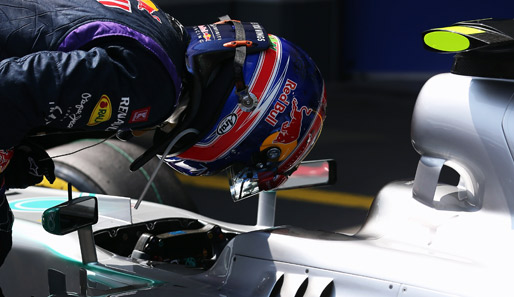 Spionage ist seit Edward Snowden wieder schwer in Mode - Mark Webber versuchte sich am Samstag selbst als Doppelagent und inspizierte das Pole-Auto von Lewis Hamilton