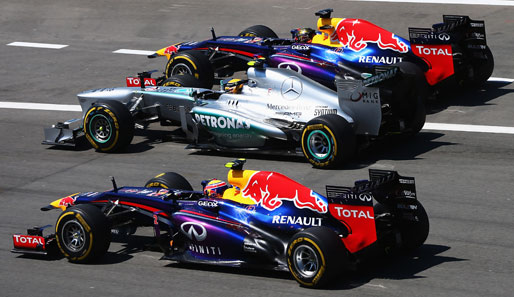 Schon am Start legte Sebastian Vettel die Grundlage für den Sieg: Er ging rechts an Polesetter Lewis Hamilton vorbei, Teamkollege Mark Webber links