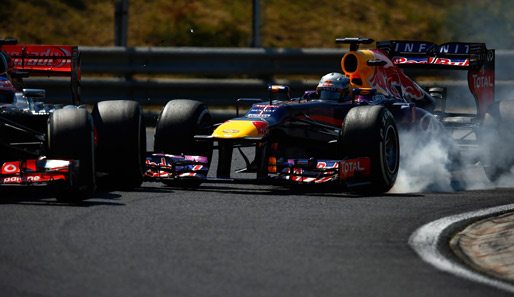 Nach dem Boxenstopp kam Sebastian Vettel hinter Jenson Button auf die Strecke und beschädigte sich beim Überholversuch den Frontflügel