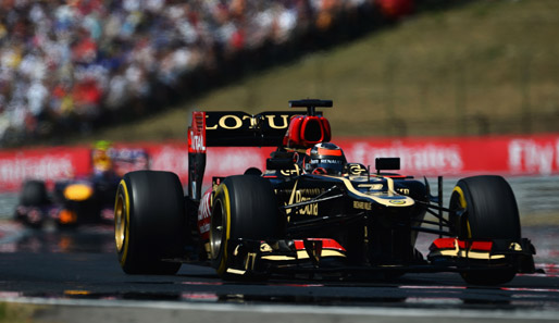 Kimi Räikkönen rutschte dagegen mit während des Rennens geplanter Zwei-Stopp-Strategie bis auf Platz zwei vor - Vettels Angriffe wehrte er ab