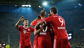 Nach der Pause gelang den Bayern durch ein Kopfballtor von Arjen Robben der Ausgleich. Thomas Müller (l.) wirkte sehr erleichtert