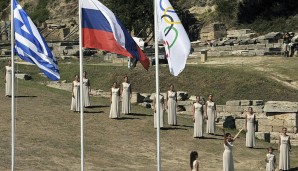 131 Tage vor Beginn der Olympischen Winterspiele ist im Heiligen Hain des antiken Olympia in Griechenland die Fackel entzündet worden