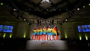 Bei einer Modenschau in der Messe Düsseldorf präsentieren Mitglieder der deutschen Olympiamannschaft das Outfit für Sotschi 2014
