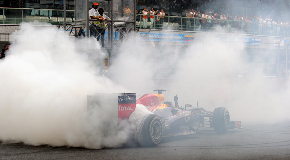 Die Party begann schon auf der Auslaufsrunde: Vettel brannte auf der Zielgeraden massig Gummi in den Asphalt