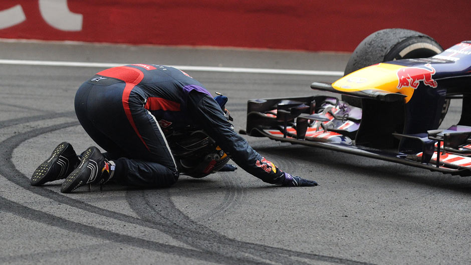 Vettel selbst huldigte seinem Auto, das seine Dominanz erst ermöglicht hatte und betete es an