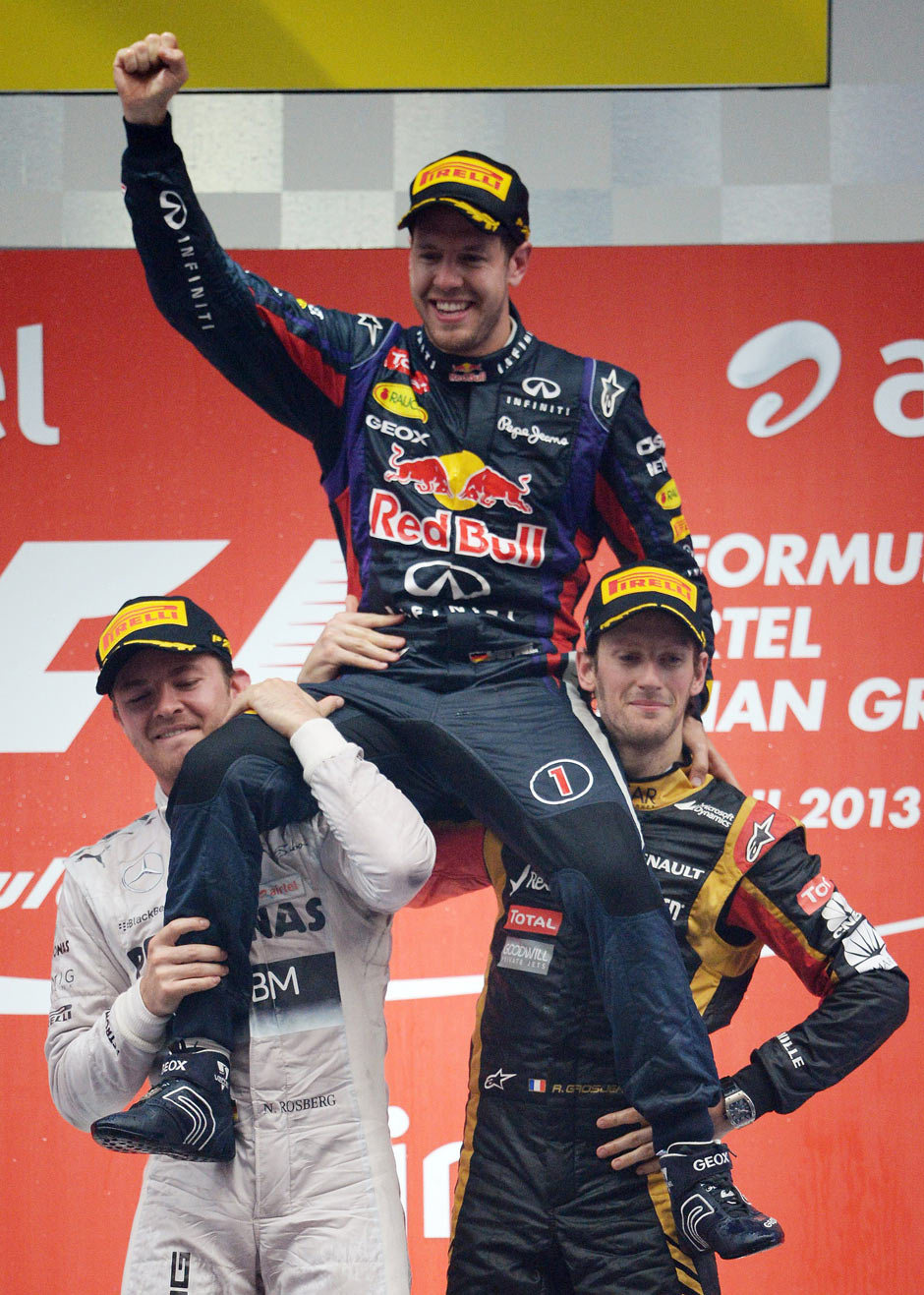 Der zweitplatzierte Nico Rosberg (l.u.) und Romain Grosjean (u.r.) ließen Sebastian Vettel zu Recht hoch leben