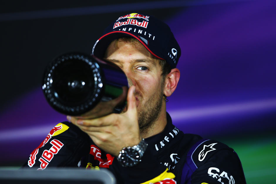 Während die Medienvertreter Fragen stellen durften, sorgte Vettel für Nachschub mit dem Party-Getränk der F1