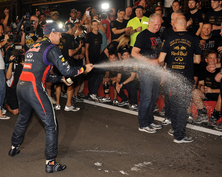 In Indien scheint es eine Champagnerquelle zu geben. Mit dem Blubberwasser machte Vettel neben dem frisch umgezogenen Newey auch Helmut Marko nass