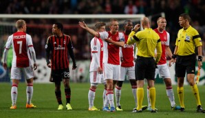 Die Ajax-Spieler protestierten vergeblich. Ajax Amsterdam und der AC Milan trennten sich 1:1
