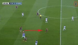 Variante 1, der lange Ball: Iniesta löst sich mit einem kurzen Antritt vom Gegenspieler und wird angespielt