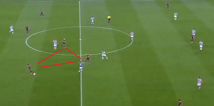 Statt den rechten Flügel zu beackern, beteiligt sich Alves mehr am Aufbauspiel und bildet ein Dreieck mit Iniesta und Xavi