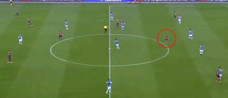 Ein typisches Verhalten von Lionel Messi (Kreis) in Barcas Aufbauspiel: Er entfernt sich trabend von der gegnerischen Viererkette