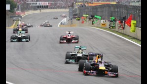 Schon bevor die erste Runde zu Ende war, hatte Vettel seine Führung von Rosberg zurück erobert
