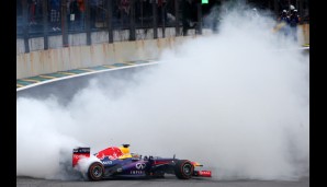 Zuvor hatte Sebastian Vettel mit zahlreichen Donuts seinen 13. Saisonsieg gefeiert - Schumi-Rekord eingestellt!