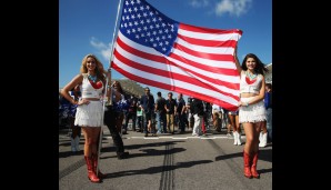 Vor dem Rennen durften die Mädels die Stangen festhalten. Hier die mit der US-amerikanischen Nationalflagge. Schön.