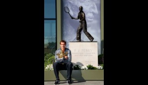 Im Anschluss gab's natürlich ein Erinnerungsfoto mit der Statue Perrys. Offensichtlich interessiert sich Murray jedoch mehr für den goldenen Pokal
