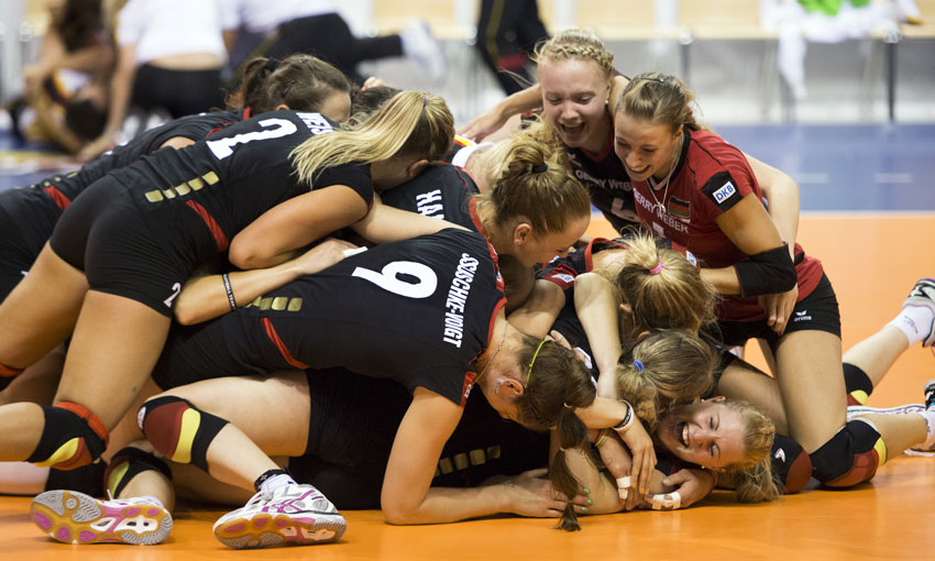 Nach dem Halbfinale gegen Belgien durfte ordentlich gejubelt werden. Völlig überraschend zogen die deutschen Volleyballerinnen bei der Heim-EM ins Endspiel ein. Trotz der Niederlage war das Turnier ein voller Erfolg