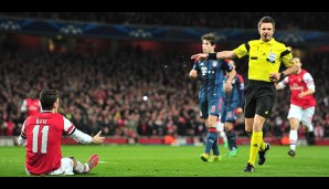 Doch dann ist es so weit: Nach einem Foul von Jerome Boateng gibt's Elfmeter für den FC Arsenal