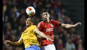 Aaah, der Ball - Martin Caceres (l.) und Oscar Cardozo duellierten sich mit dem Kopf - mit dem besseren Ende für den Benfica-Star