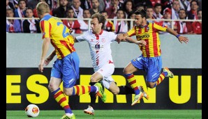 FC SEVILLA - FC VALENCIA 2:0 Die Mähne weht. Der Ex-Schalker Ivan Rakitic manövriert sich gekonnt durch Valencias Defensive
